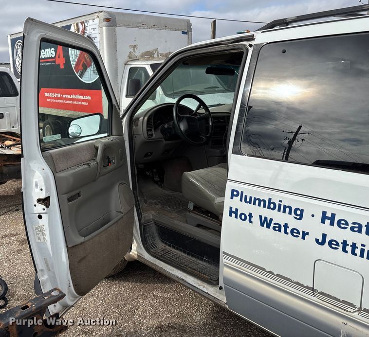 image for item FB0710 2000 GMC Safari van