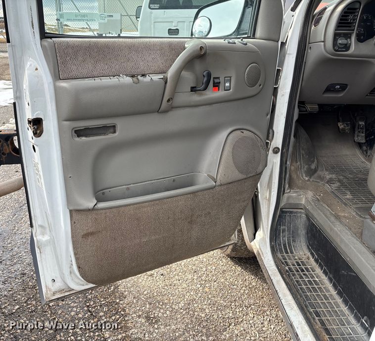 image for item FB0710 2000 GMC Safari van