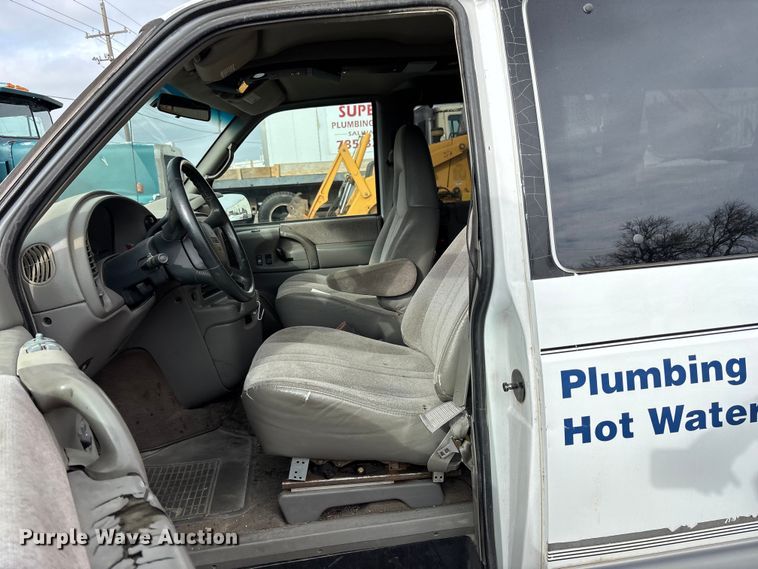 image for item FB0710 2000 GMC Safari van