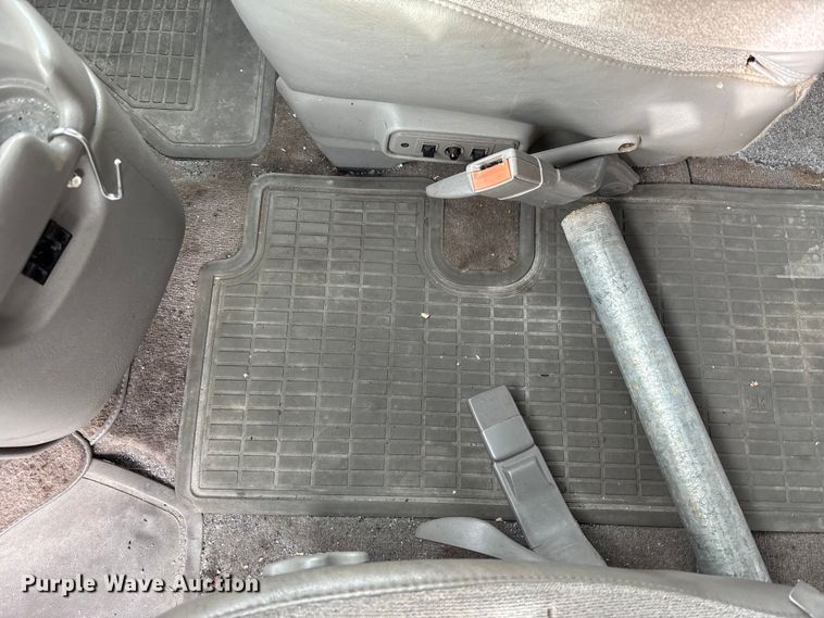 image for item FB0710 2000 GMC Safari van