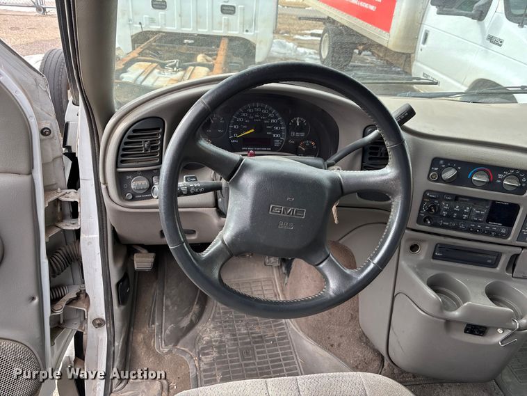 image for item FB0710 2000 GMC Safari van