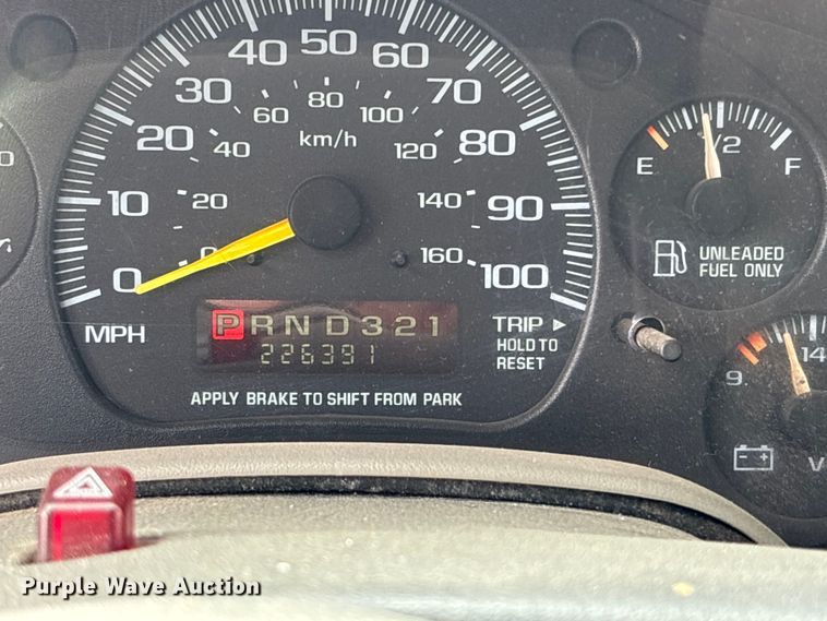 image for item FB0710 2000 GMC Safari van