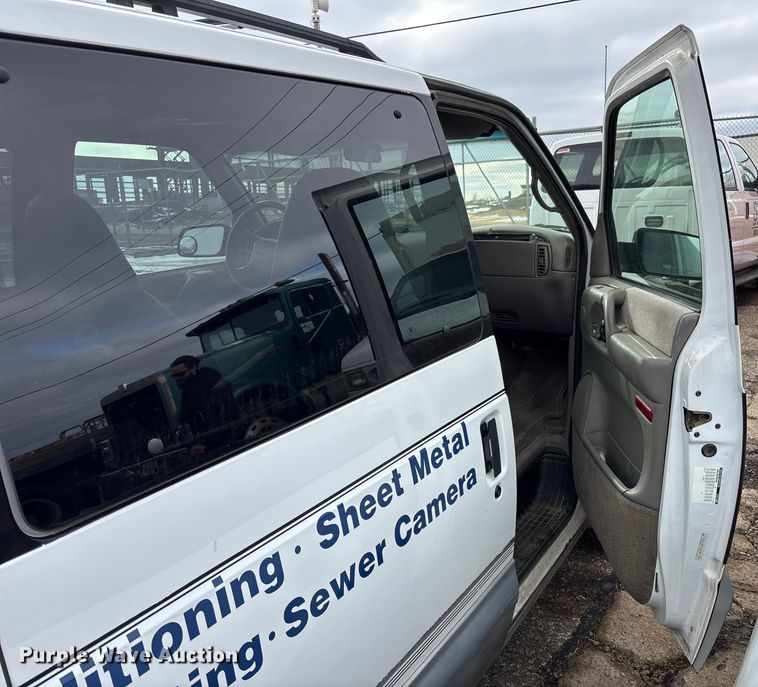 image for item FB0710 2000 GMC Safari van