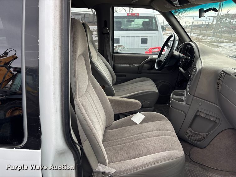 image for item FB0710 2000 GMC Safari van