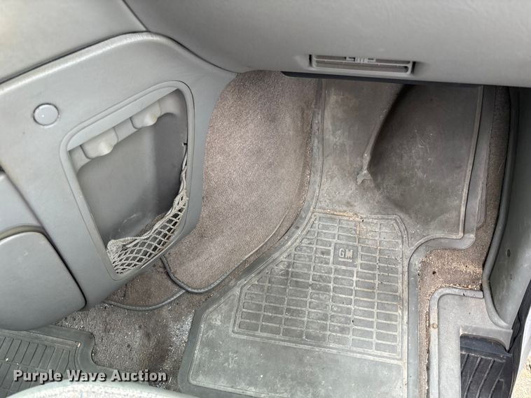 image for item FB0710 2000 GMC Safari van