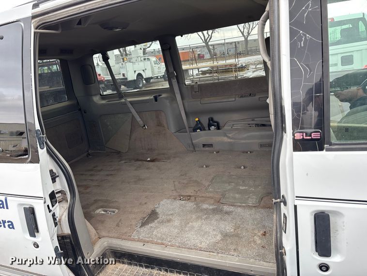 image for item FB0710 2000 GMC Safari van