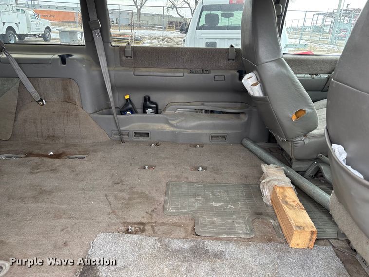 image for item FB0710 2000 GMC Safari van