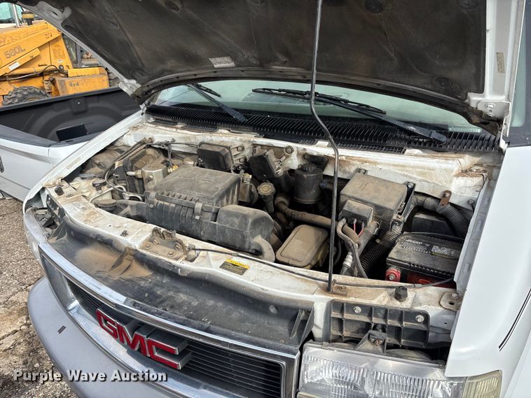 image for item FB0710 2000 GMC Safari van