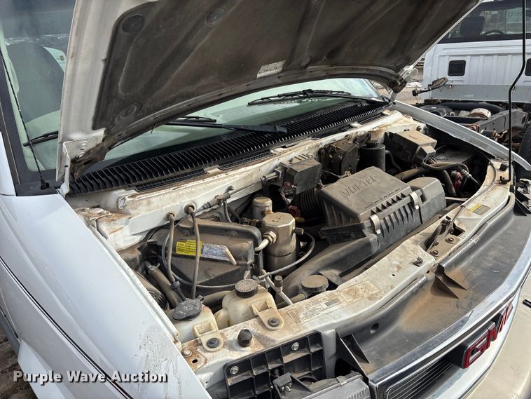 image for item FB0710 2000 GMC Safari van