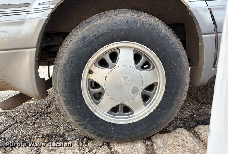 image for item FB0710 2000 GMC Safari van