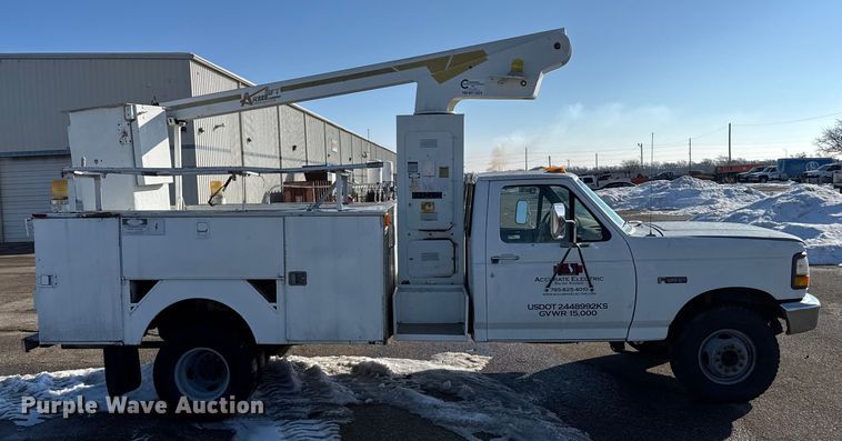 image for item FB0714 1993 Ford F450 Super Duty bucket truck