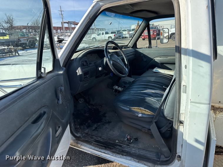 image for item FB0714 1993 Ford F450 Super Duty bucket truck