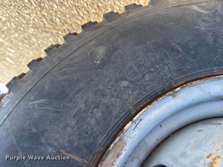 image for item FB0714 1993 Ford F450 Super Duty bucket truck