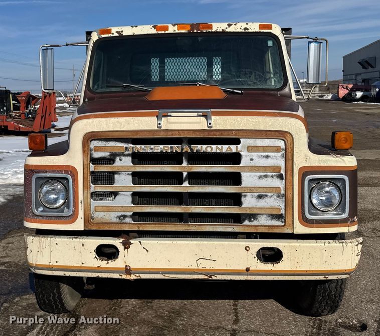 image for item FB0717 1981 International 1754 flatbed truck
