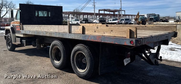 image for item FB0717 1981 International 1754 flatbed truck