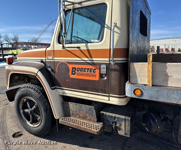 image for item FB0717 1981 International 1754 flatbed truck