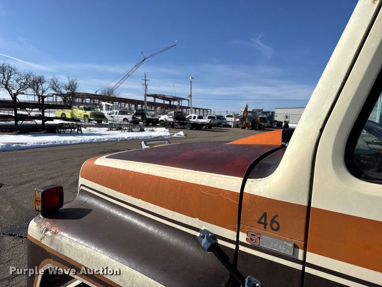 image for item FB0717 1981 International 1754 flatbed truck