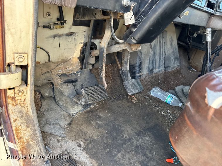 image for item FB0717 1981 International 1754 flatbed truck