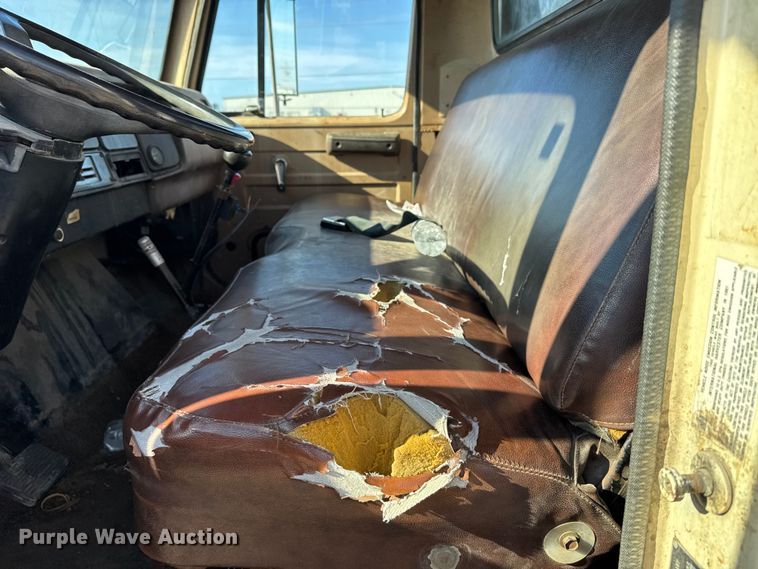 image for item FB0717 1981 International 1754 flatbed truck