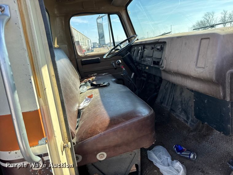 image for item FB0717 1981 International 1754 flatbed truck