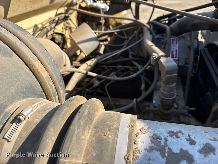 image for item FB0717 1981 International 1754 flatbed truck