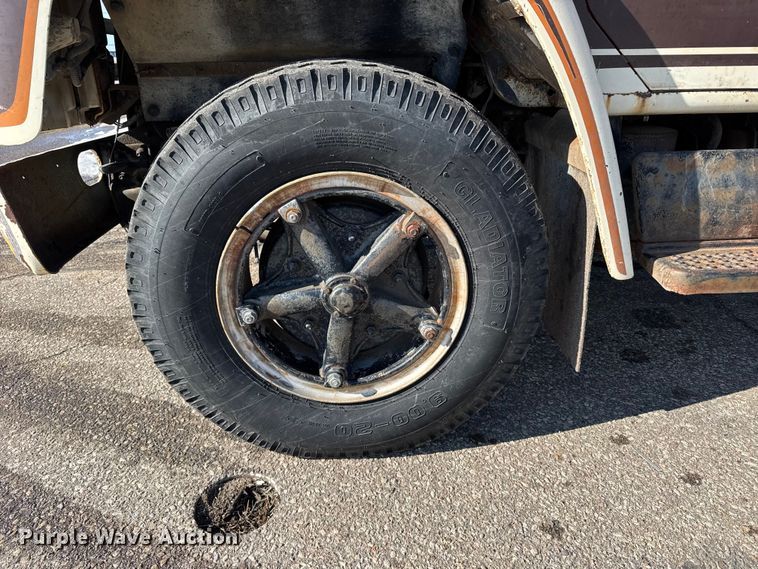 image for item FB0717 1981 International 1754 flatbed truck