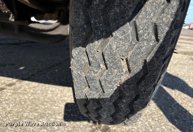 image for item FB0717 1981 International 1754 flatbed truck