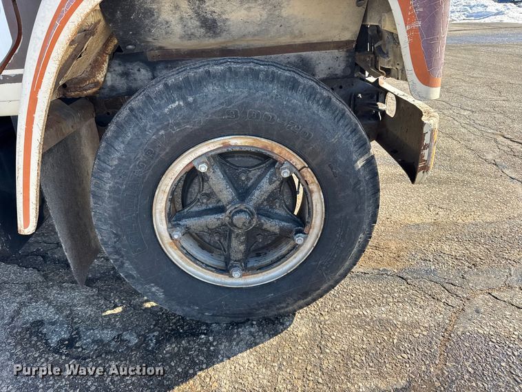 image for item FB0717 1981 International 1754 flatbed truck