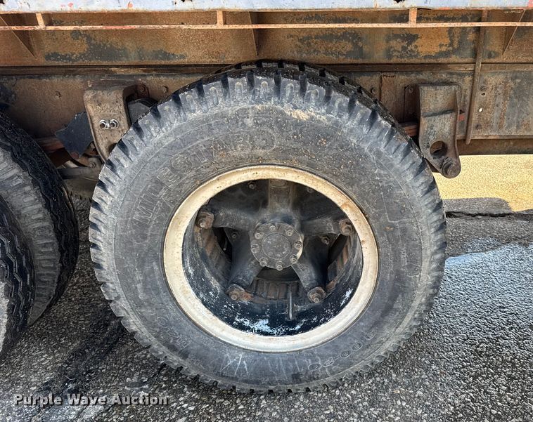 image for item FB0717 1981 International 1754 flatbed truck