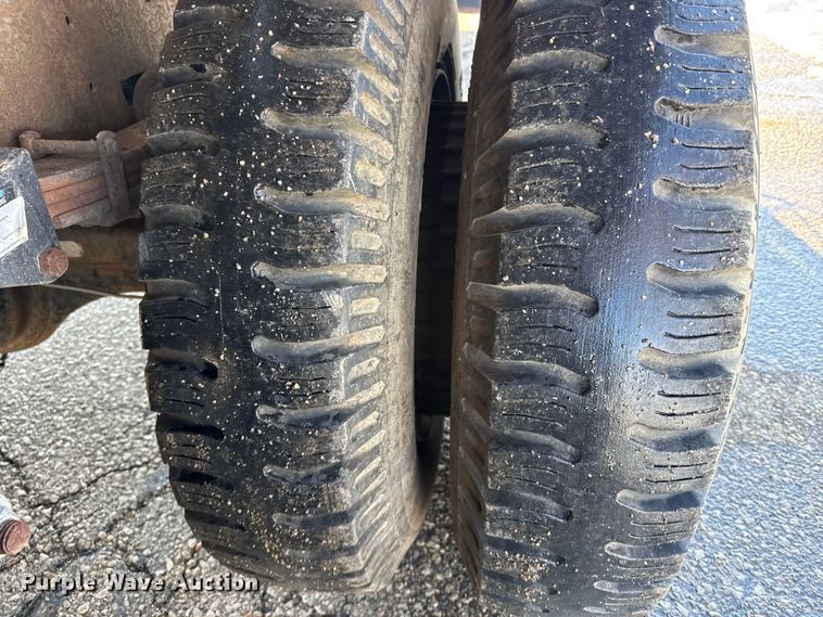 image for item FB0717 1981 International 1754 flatbed truck