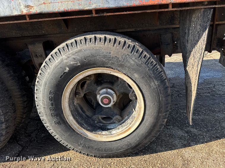 image for item FB0717 1981 International 1754 flatbed truck