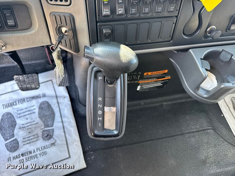 image for item FB0732 2017 International MA025 rollback truck