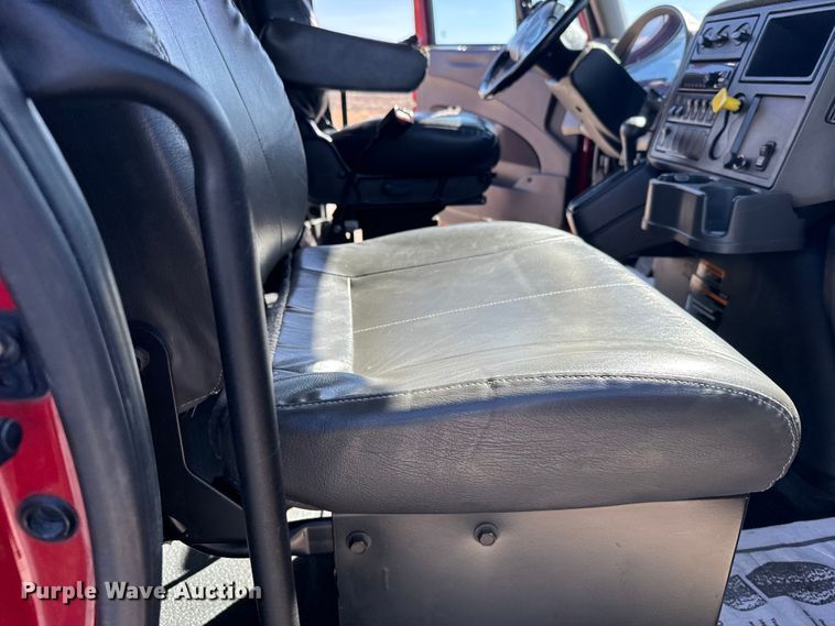 image for item FB0732 2017 International MA025 rollback truck