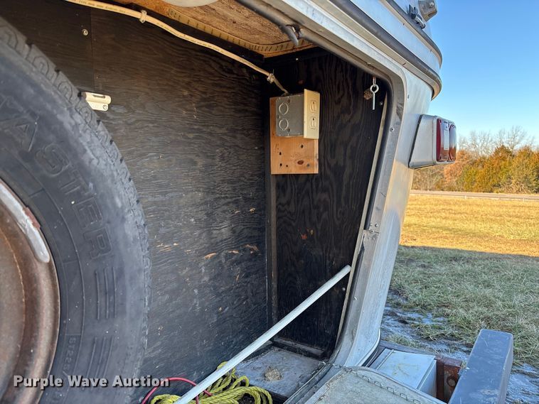 image for item FB2993 1984 Avion Camper