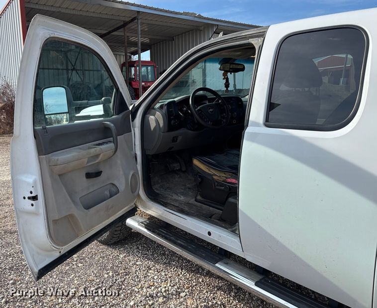 image for item FB3007 2009 Chevrolet Silverado 3500HD Ext. Cab bale bed pickup truck