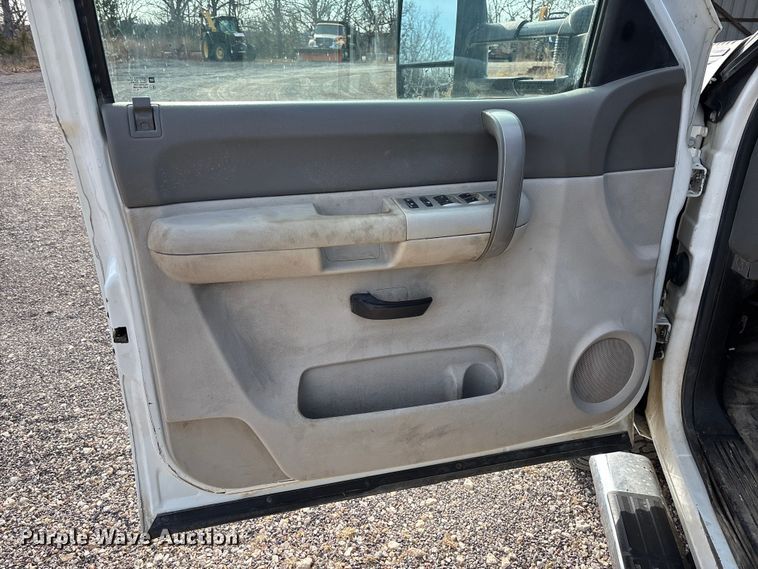 image for item FB3007 2009 Chevrolet Silverado 3500HD Ext. Cab bale bed pickup truck