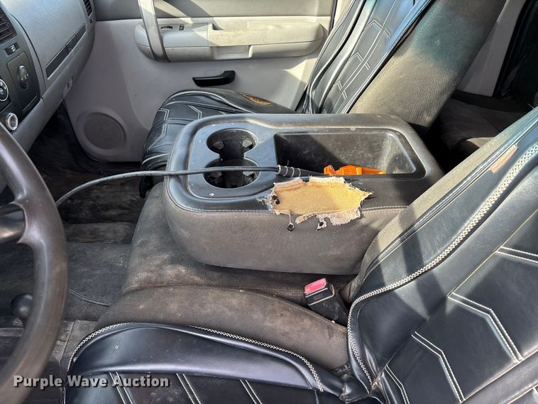 image for item FB3007 2009 Chevrolet Silverado 3500HD Ext. Cab bale bed pickup truck