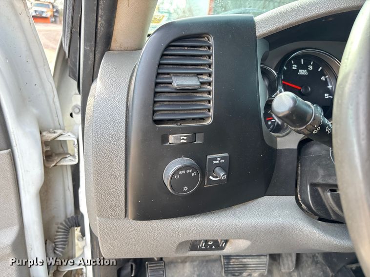 image for item FB3007 2009 Chevrolet Silverado 3500HD Ext. Cab bale bed pickup truck