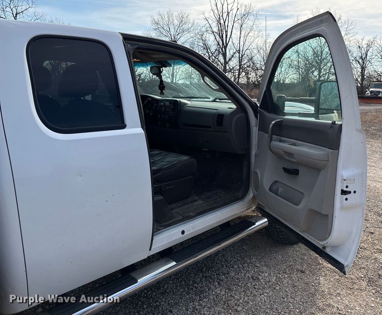 image for item FB3007 2009 Chevrolet Silverado 3500HD Ext. Cab bale bed pickup truck