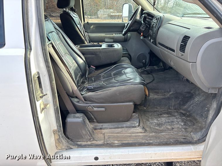 image for item FB3007 2009 Chevrolet Silverado 3500HD Ext. Cab bale bed pickup truck