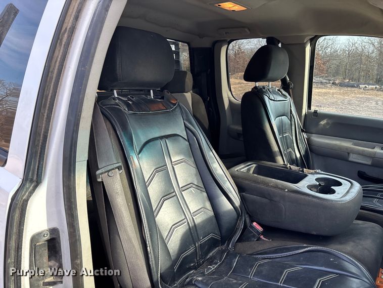 image for item FB3007 2009 Chevrolet Silverado 3500HD Ext. Cab bale bed pickup truck