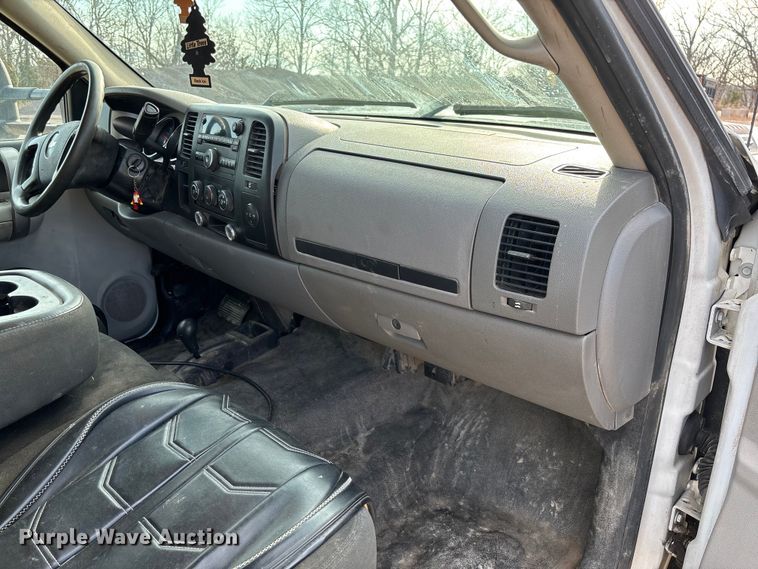 image for item FB3007 2009 Chevrolet Silverado 3500HD Ext. Cab bale bed pickup truck