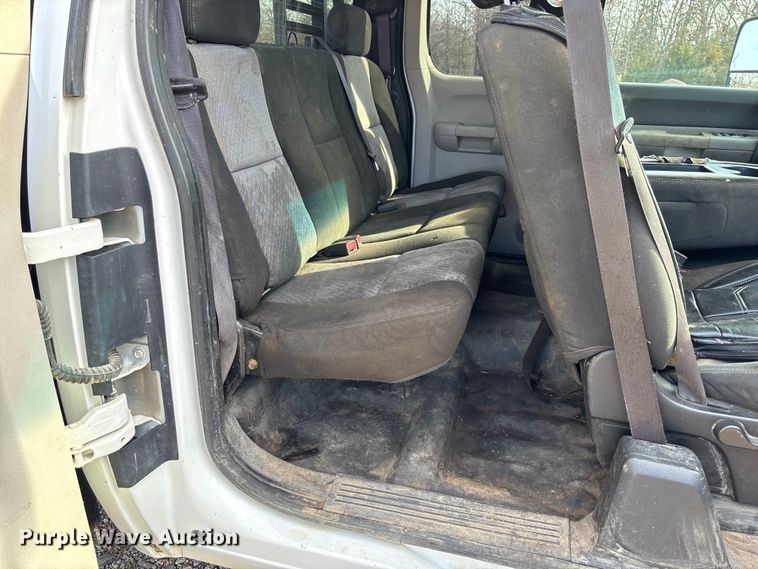 image for item FB3007 2009 Chevrolet Silverado 3500HD Ext. Cab bale bed pickup truck