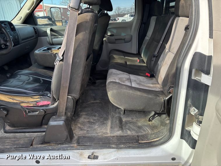 image for item FB3007 2009 Chevrolet Silverado 3500HD Ext. Cab bale bed pickup truck