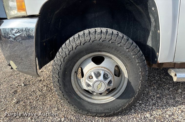 image for item FB3007 2009 Chevrolet Silverado 3500HD Ext. Cab bale bed pickup truck