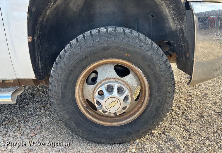 image for item FB3007 2009 Chevrolet Silverado 3500HD Ext. Cab bale bed pickup truck