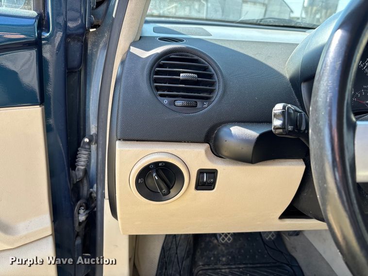 image for item FB3015 2002 Volkswagen Beetle 