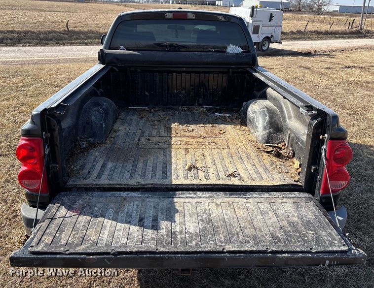 image for item FB3500 2006 Dodge Dakota Crew Cab pickup truck