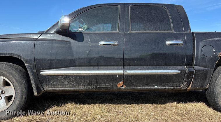 image for item FB3500 2006 Dodge Dakota Crew Cab pickup truck