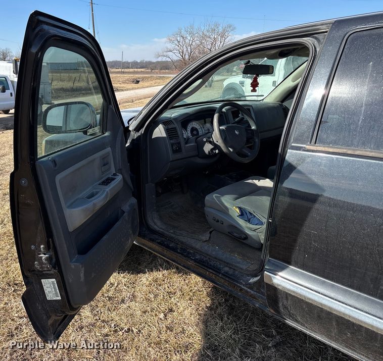 image for item FB3500 2006 Dodge Dakota Crew Cab pickup truck